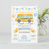Verjaardagsuitnodiging schoolbus / Wielren op de b Kaart (Staand voorkant)