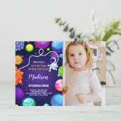 Verjaardagsuitnodiging voor de buitenste ruimte va kaart (Staand voorkant)