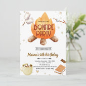 Verjaardagsuitnodiging voor een leuk s'mores kampv kaart (Staand voorkant)