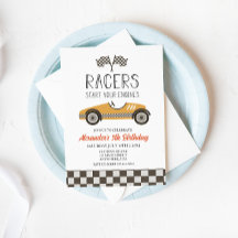 Verjaardagsuitnodiging voor gele vintage raceauto