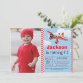 Verjaardagsuitnodiging voor het vliegtuig. Verjaar Kaart (Staand voorkant)