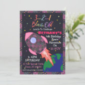 Verjaardagsuitnodiging voor meisje in outer space  kaart (Staand voorkant)