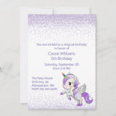 Verjaardagsuitnodiging voor meisjes met paarse een kaart (Voorkant)