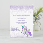 Verjaardagsuitnodiging voor meisjes met paarse een kaart (Staand voorkant)