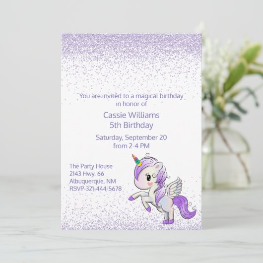 Verjaardagsuitnodiging voor meisjes met paarse een kaart (Staand voorkant)