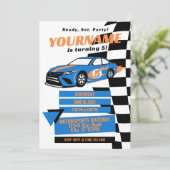 Verjaardagsuitnodiging voor raceauto (blauw) kaart (Staand voorkant)