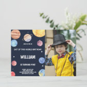 Verjaardagsuitnodigingen buiten deze wereld met fo kaart (Staand voorkant)