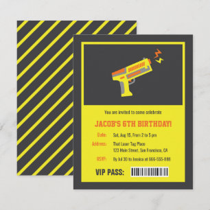 Verjaardagsuitnodigingen voor gele laser tag-pisto kaart