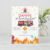 Verjaardagsuitnodigingskaart met brandweerthema kaart (Staand voorkant)