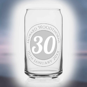 Verjaardagsviering met naam, leeftijd en verjaarda blikvorm glas