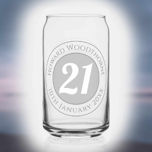 Verjaardagsviering met naam, leeftijd en verjaarda blikvorm glas