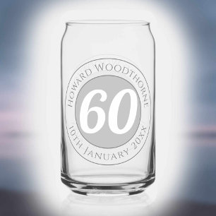 Verjaardagsviering met naam, leeftijd en verjaarda blikvorm glas