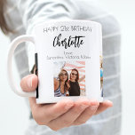 Verjaardagsvriend wit zwart foto namen koffiemok<br><div class="desc">Een geschenk van vrienden voor de 21e verjaardag van een vrouw, het vieren van haar leven met 3 van uw foto's van haar, haar vrienden, familie, interesse of huisdieren. Personaliseer en voeg haar naam, leeftijd 21 en uw namen. Zwarte letters. Een chique, klassieke witte achtergrond. Haar naam is geschreven met...</div>