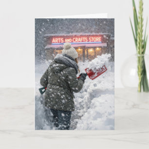 Verjaardagsvrouw die sneeuw schept naar een ambach kaart