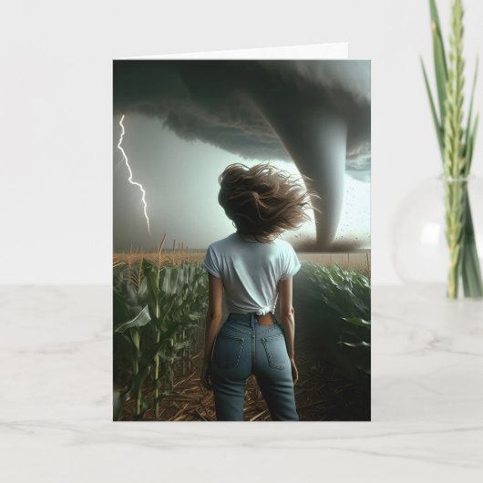 Verjaardagsvrouw kijkt naar een tornado kaart (Voorkant)