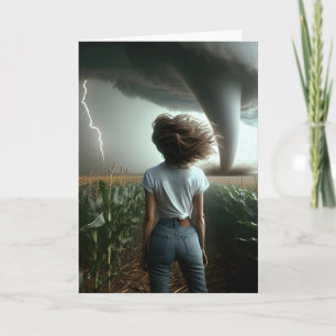 Verjaardagsvrouw kijkt naar een tornado kaart