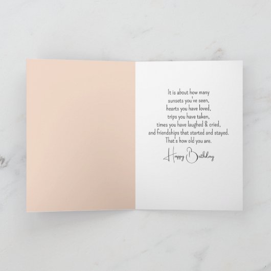 Verjaardagsvrouw op het strand kaart (Binnen)