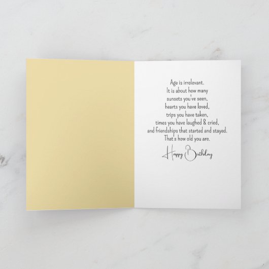 Verjaardagsvrouw op het strand kaart (Binnen)