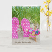 Verjaardagszeester en teenslippers in zand kaart (Gele Bloem)