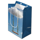 Verjaardagszwingel hangend aan een cumuluswolk medium cadeauzakje (Voorkant Gekanteld)