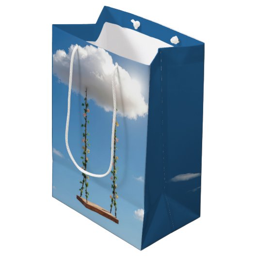 Verjaardagszwingel hangend aan een cumuluswolk medium cadeauzakje (Voorkant Gekanteld)