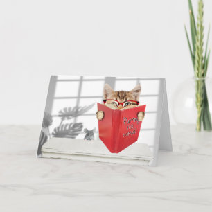 Verjaardkat met bril en rood boek kaart