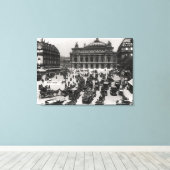 Verkeer voor het Opera House van Parijs Canvas Afdruk (Insitu (Houten vloer))