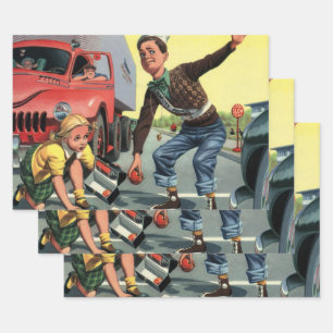 Verkeersbrigadier uit het verleden helpt meisje inpakpapier vel