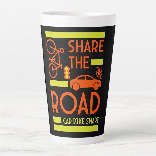Verkeersveiligheid voor fietsen latte mok (Voorkant)