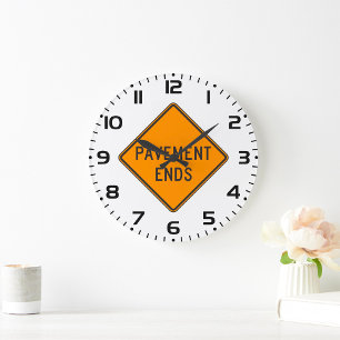 Verkeerswaarschuwingsbord einde verharding weg grote klok