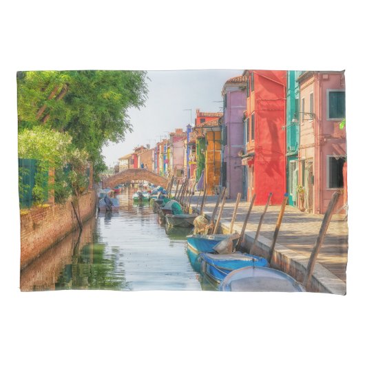 Verken de levendige charme van Burano Kussensloop (Voorkant)