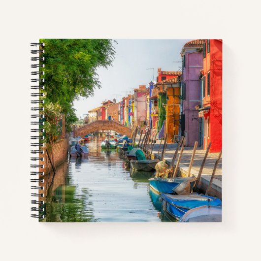 Verken de levendige charme van Burano Notitieboek (Voorkant)