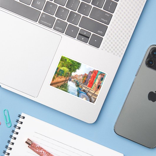 Verken de levendige charme van Burano Sticker (Laptop met iPhone)