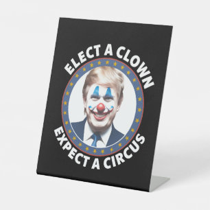 Verkies een clown Verwacht een circus grappige pol Reclamebord Met Voetstuk