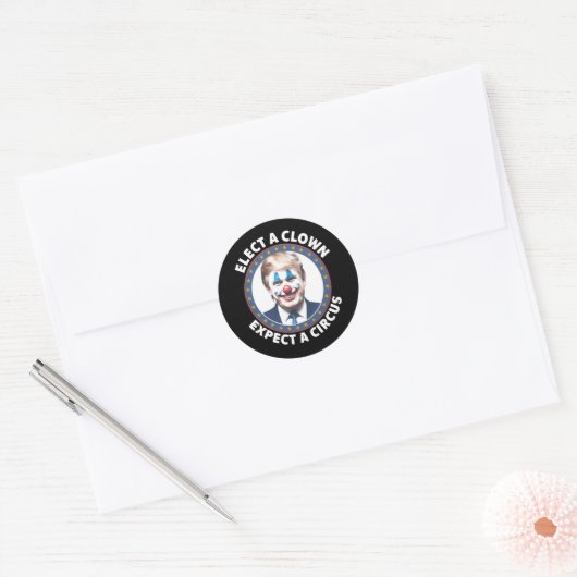 Verkies een clown Verwacht een circus grappige pol Ronde Sticker (Envelop)