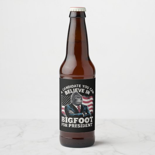 Verkiezing 2024 Grappige Stem Sasquatch VS Bier Etiket (Voorkant)
