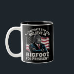 Verkiezing 2024 Grappige stemming Sasquatch USA Tweekleurige Koffiemok<br><div class="desc">Verkiezing 2024 Grappige stemming Sasquatch USA</div>