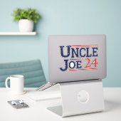 Verkiezingen 2024 - Oom Joe I Sticker (Laptop op bureau)