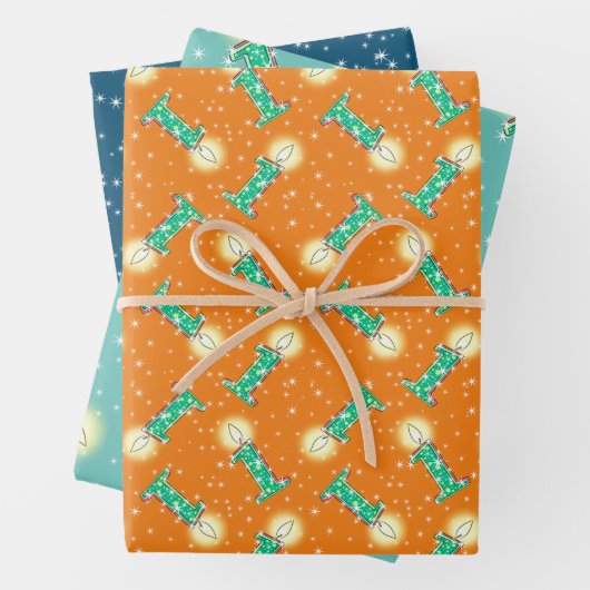 Verkleurde 1e verjaardag kaarsen op papier met onm inpakpapier vel (In situ)