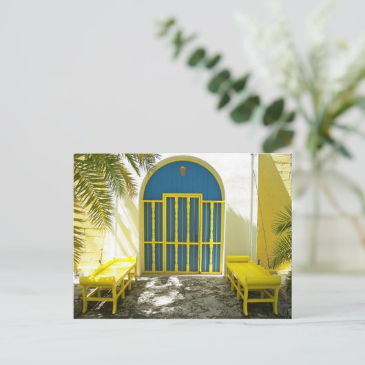 Verkleurde blauwe deur met gele banken briefkaart (Staand voorkant)