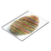 Verkleurde paaseieren boven wit notitieboek (Linkerzijde)