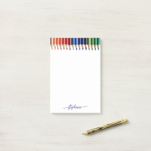 Verkleurde pennen met naam post-it® notes (Op bureau)