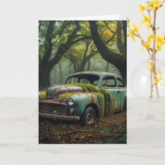 Verlaten auto in Misty Forest Blank Kaart (Gele Bloem)