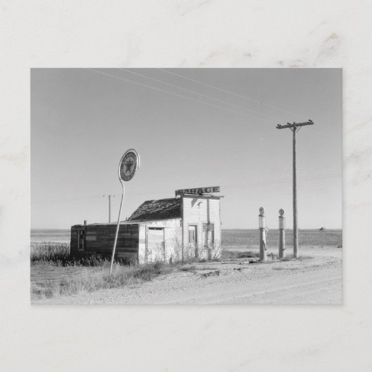 Verlaten benzinestation, 1937 briefkaart (Voorkant)