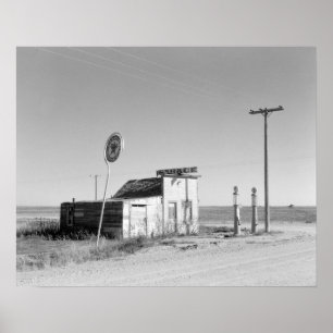 Verlaten benzinestation, 1937. Oude foto Poster