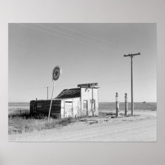 Verlaten benzinestation, 1937. Oude foto Poster (Voorkant)