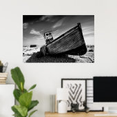 Verlaten boot op Dungeness Beach Poster (Thuiskantoor)