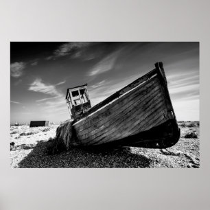 Verlaten boot op Dungeness Beach Poster