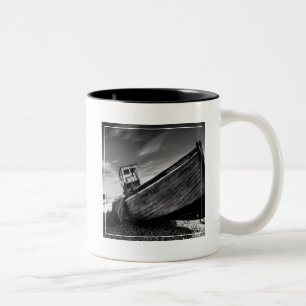 Verlaten boot op Dungeness Beach Tweekleurige Koffiemok
