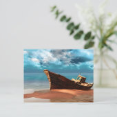 Verlaten boot op een verlaten zandstrand briefkaart (Staand voorkant)